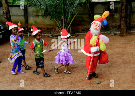 Schule Kinder feiern Weihnachten in Kerala, Indien, Santa Klausel-Kostüm Stockfoto