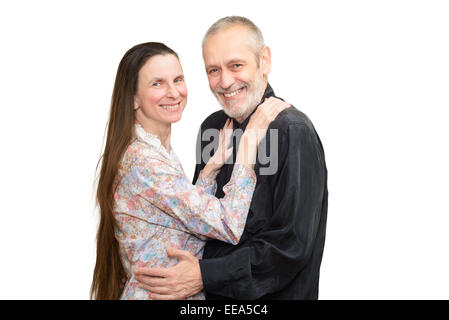 Glücklich reifer Mann und Frau mit langem Haar Lächeln für S. Valentin Tag oder ein Jubiläum. Isoliert auf weißem Hintergrund. Stockfoto