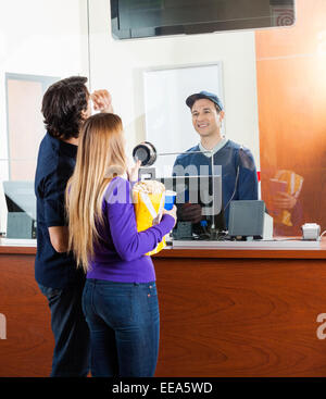 Paar Überprüfung Kinoprogramm an Abendkasse Stockfoto