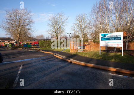 Crowmarsh Gifford, Oxfordshire, Vereinigtes Königreich. 15. Januar 2015. Folgen von Bränden bei Rat und in der Nähe Beerdigung Stube, Crowmarsh Gifford, Oxfordshire, Vereinigtes Königreich. Bildnachweis: Chris Canon/Alamy Live-Nachrichten Stockfoto