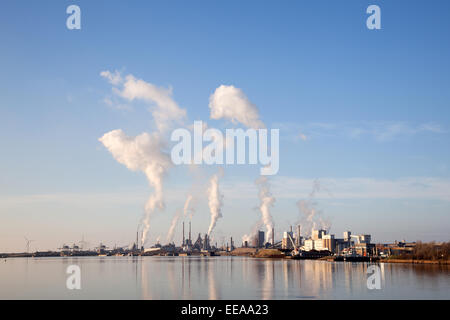 Fabrik von Tata Steel in der niederländischen IJmuiden, vom Noorzeekanaal aus gesehen Stockfoto