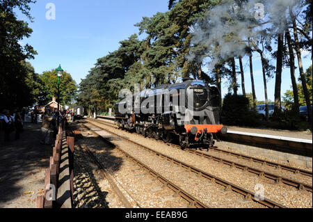 9F 2-10-0 Dampflokomotive Reihe 92203 "Black Prince" läuft Runde seinen Zug Haltestelle Holt auf der North Norfolk Railway zwischen Holt und Sheringham, in der Nähe von Norwich, Norfolk. Tier- und Eisenbahn Künstler David Shepherd restauriert die Dampfmaschine zum Laufen bringen Stockfoto