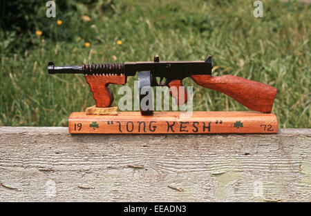 INTERNIERUNG Kunst, LONG KESH, Nordirland - Juni 1972, hölzerne Replik von einem Thompson Maschinengewehr, die von republikanischen Gefangenen in Long Kesh Internierungslager während The Troubles, Nordirland. Stockfoto