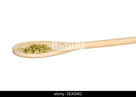 Getrocknete Fenchelsamen auf einem Holzlöffel isoliert auf weiss Stockfoto