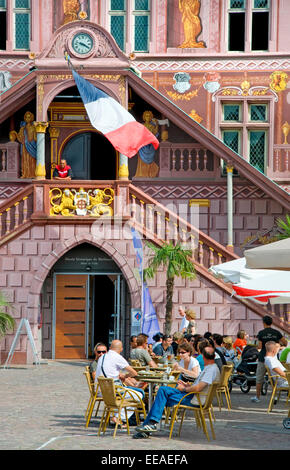 Mülhausen, Elsass, Frankreich. Hotel de Ville / Rathaus und Café-Tischen Stockfoto