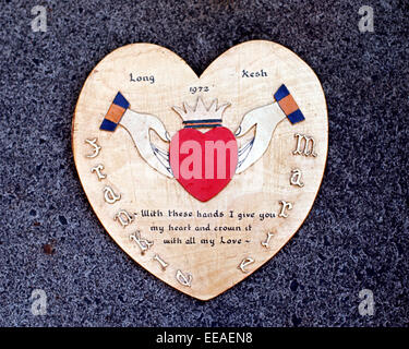 INTERNIERUNG KUNST, LONG KESH, NORDIRLAND - JUNI 1972. Plaque, die von republikanischen Gefangenen in Long Kesh Internierungslager während The Troubles, Nordirland. Stockfoto