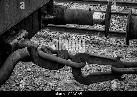 Hautnah und mono, schwarz / weiß Foto der Kupplung und Puffer in einem Eisenbahnwagon isoliert. Stockfoto