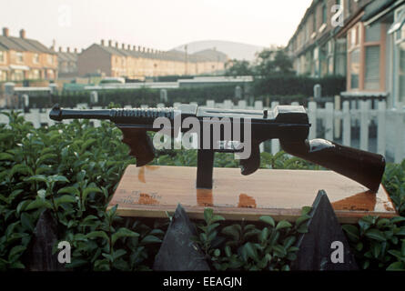 INTERNIERUNG Kunst, LONG KESH, Nordirland - Juni 1972, hölzerne Replik von einem Thompson Maschinengewehr, die von republikanischen Gefangenen in Long Kesh Internierungslager während The Troubles, Nordirland. Stockfoto