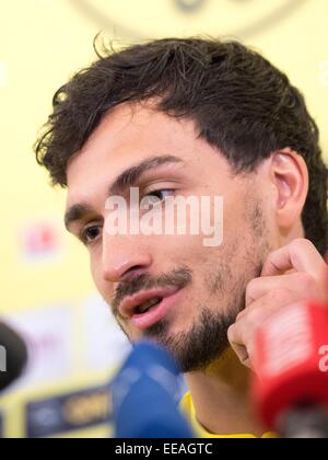 La Manga, Spanien. 15. Januar 2015. Borussia Dortmunds Spieler Mats Hummels ist während einer Pressekonferenz in La Manga, Spanien, 15. Januar 2015 gesehen. Borussia Dortmund bleibt in La Manga bis 18. Januar 2015, für die zweite Hälfte der deutschen Fußball-Bundesliga-Saison vorzubereiten. Foto: Marius Becker/Dpa/Alamy Live News Stockfoto