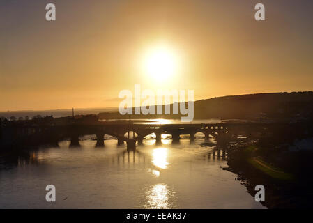 Berwick Upon Tweed alte Brücke und Fluss Tweed bei Sonnenaufgang. Northumberland, England, Vereinigtes Königreich. Stockfoto