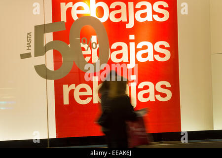Menschen zu Fuß vorbei an Verkauf anmelden Kaufhaus El Corte Ingles in spanischer Sprache (Schlußverkaufstag)