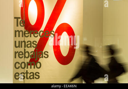Menschen zu Fuß vorbei an Verkauf anmelden Kaufhaus El Corte Ingles in spanischer Sprache (Schlußverkaufstag)