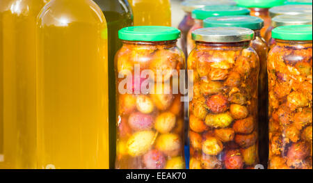 Oliven und Olivenöl auf Markt stall in Bergdorf auf Gran Canaria, Kanarische Inseln, Spanien Stockfoto