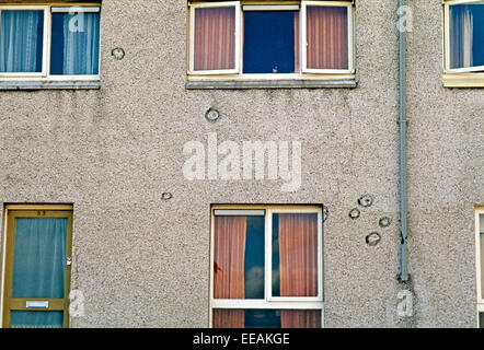 BELFAST, NORDIRLAND - MAI 1972. Einschusslöcher aus Maschinengewehr Angriff auf Haus in West Belfast während The Troubles, Nordirland. Stockfoto