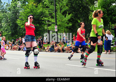 Roller Derby Mädchen beteiligen sich an einer gay-Pride-Parade in London, Ontario. Stockfoto