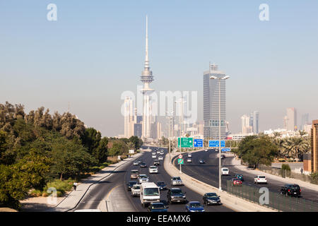 Verkehr auf die Stadtautobahn und die Skyline von Kuwait Stockfoto