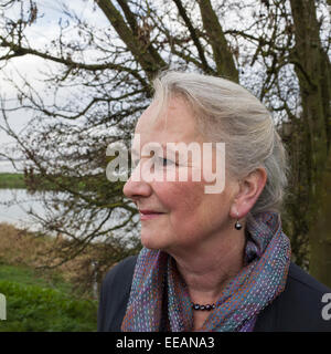 Outdoor Portrait einer älteren Frau mit Winter Äste Stockfoto