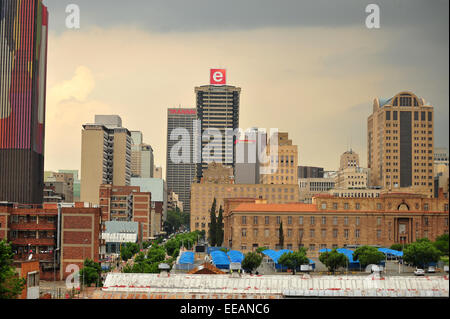 Das zentrale Geschäftsviertel von Johannesburg betrachtet aus der Ferne. Stockfoto