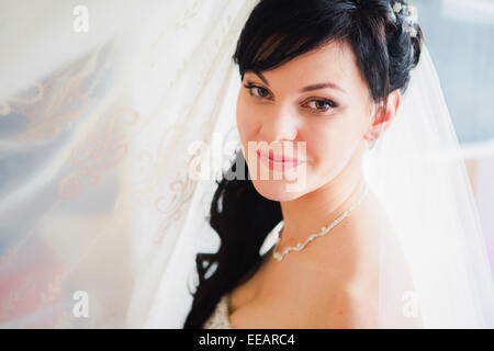 Glückliche schöne Braut blond Mädchen in weißen Brautkleid mit Frisur Stockfoto