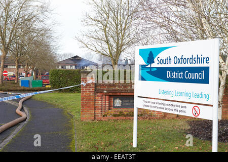 Oxford, UK. 15. Januar 2015. Drei Großbrände begann innerhalb von Minuten von einander "Brandanschlag mit Gasflaschen" Hütte, Beerdigung Stübli und Gemeindeverwaltung in Oxfordshire. Bildnachweis: MBI/Alamy Live-Nachrichten Stockfoto