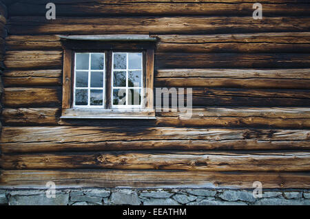 Dunkle Land Fachwerk aus Holz Blockhaus Wand mit Fenster Stockfoto