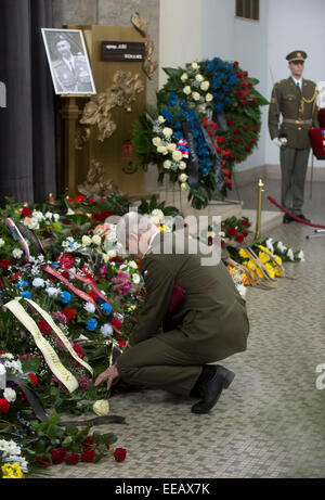 Staatliche und militärische Vertreter nahmen an der Beerdigung von Jiri Schams, Tschechische Kriegsveteranen aus Afghanistan und Initiator eines Fonds zur Unterstützung der Verwundeten Veteranen, der heute auf Donnerstag, 15. Januar 2015 mit militärischen Ehren bestattet wurde. Vor der Zeremonie überquerten zwei Jas-39 Gripen Kämpfer und zwei Mi-24 Kampfhubschrauber den Himmel über dem Krematorium in Prag-Strasnicer. Schams, den Spitznamen "Regi", die 2008 starb an Krebs, letzte Woche in Afghanistan ernsthaft verletzt wurde im Alter von 42 Jahren. Zusammen mit seiner Familie, Soldaten, einschließlich seiner Kameraden Mitstreiter, als Verteidigung-Minister Martin Stropnic Stockfoto