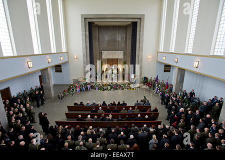 Staatliche und militärische Vertreter nahmen an der Beerdigung von Jiri Schams, Tschechische Kriegsveteranen aus Afghanistan und Initiator eines Fonds zur Unterstützung der Verwundeten Veteranen, der heute auf Donnerstag, 15. Januar 2015 mit militärischen Ehren bestattet wurde. Vor der Zeremonie überquerten zwei Jas-39 Gripen Kämpfer und zwei Mi-24 Kampfhubschrauber den Himmel über dem Krematorium in Prag-Strasnicer. Schams, den Spitznamen "Regi", die 2008 starb an Krebs, letzte Woche in Afghanistan ernsthaft verletzt wurde im Alter von 42 Jahren. Zusammen mit seiner Familie, Soldaten, einschließlich seiner Kameraden Mitstreiter, als Verteidigung-Minister Martin Stropnic Stockfoto