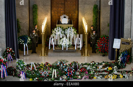 Staatliche und militärische Vertreter nahmen an der Beerdigung von Jiri Schams, Tschechische Kriegsveteranen aus Afghanistan und Initiator eines Fonds zur Unterstützung der Verwundeten Veteranen, der heute auf Donnerstag, 15. Januar 2015 mit militärischen Ehren bestattet wurde. Vor der Zeremonie überquerten zwei Jas-39 Gripen Kämpfer und zwei Mi-24 Kampfhubschrauber den Himmel über dem Krematorium in Prag-Strasnicer. Schams, den Spitznamen "Regi", die 2008 starb an Krebs, letzte Woche in Afghanistan ernsthaft verletzt wurde im Alter von 42 Jahren. Zusammen mit seiner Familie, Soldaten, einschließlich seiner Kameraden Mitstreiter, als Verteidigung-Minister Martin Stropnic Stockfoto