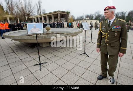 Staatliche und militärische Vertreter nahmen an der Beerdigung von Jiri Schams, Tschechische Kriegsveteranen aus Afghanistan und Initiator eines Fonds zur Unterstützung der Verwundeten Veteranen, der heute auf Donnerstag, 15. Januar 2015 mit militärischen Ehren bestattet wurde. Vor der Zeremonie überquerten zwei Jas-39 Gripen Kämpfer und zwei Mi-24 Kampfhubschrauber den Himmel über dem Krematorium in Prag-Strasnicer. Schams, den Spitznamen "Regi", die 2008 starb an Krebs, letzte Woche in Afghanistan ernsthaft verletzt wurde im Alter von 42 Jahren. Zusammen mit seiner Familie, Soldaten, einschließlich seiner Kameraden Mitstreiter, als Verteidigung-Minister Martin Stropnic Stockfoto