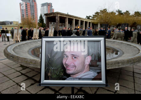 Staatliche und militärische Vertreter nahmen an der Beerdigung von Jiri Schams, Tschechische Kriegsveteranen aus Afghanistan und Initiator eines Fonds zur Unterstützung der Verwundeten Veteranen, der heute auf Donnerstag, 15. Januar 2015 mit militärischen Ehren bestattet wurde. Vor der Zeremonie überquerten zwei Jas-39 Gripen Kämpfer und zwei Mi-24 Kampfhubschrauber den Himmel über dem Krematorium in Prag-Strasnicer. Schams, den Spitznamen "Regi", die 2008 starb an Krebs, letzte Woche in Afghanistan ernsthaft verletzt wurde im Alter von 42 Jahren. Zusammen mit seiner Familie, Soldaten, einschließlich seiner Kameraden Mitstreiter, als Verteidigung-Minister Martin Stropnic Stockfoto