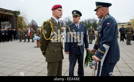 Staatliche und militärische Vertreter nahmen an der Beerdigung von Jiri Schams, Tschechische Kriegsveteranen aus Afghanistan und Initiator eines Fonds zur Unterstützung der Verwundeten Veteranen, der heute auf Donnerstag, 15. Januar 2015 mit militärischen Ehren bestattet wurde. Vor der Zeremonie überquerten zwei Jas-39 Gripen Kämpfer und zwei Mi-24 Kampfhubschrauber den Himmel über dem Krematorium in Prag-Strasnicer. Schams, den Spitznamen "Regi", die 2008 starb an Krebs, letzte Woche in Afghanistan ernsthaft verletzt wurde im Alter von 42 Jahren. Zusammen mit seiner Familie, Soldaten, einschließlich seiner Kameraden Mitstreiter, als Verteidigung-Minister Martin Stropnic Stockfoto