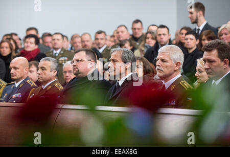 Staatliche und militärische Vertreter nahmen an der Beerdigung von Jiri Schams, Tschechische Kriegsveteranen aus Afghanistan und Initiator eines Fonds zur Unterstützung der Verwundeten Veteranen, der heute auf Donnerstag, 15. Januar 2015 mit militärischen Ehren bestattet wurde. Vor der Zeremonie überquerten zwei Jas-39 Gripen Kämpfer und zwei Mi-24 Kampfhubschrauber den Himmel über dem Krematorium in Prag-Strasnicer. Schams, den Spitznamen "Regi", die 2008 starb an Krebs, letzte Woche in Afghanistan ernsthaft verletzt wurde im Alter von 42 Jahren. Zusammen mit seiner Familie, Soldaten, einschließlich seiner Kameraden Mitstreiter, als Verteidigung-Minister Martin Stropnic Stockfoto
