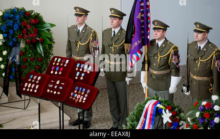 Staatliche und militärische Vertreter nahmen an der Beerdigung von Jiri Schams, Tschechische Kriegsveteranen aus Afghanistan und Initiator eines Fonds zur Unterstützung der Verwundeten Veteranen, der heute auf Donnerstag, 15. Januar 2015 mit militärischen Ehren bestattet wurde. Vor der Zeremonie überquerten zwei Jas-39 Gripen Kämpfer und zwei Mi-24 Kampfhubschrauber den Himmel über dem Krematorium in Prag-Strasnicer. Schams, den Spitznamen "Regi", die 2008 starb an Krebs, letzte Woche in Afghanistan ernsthaft verletzt wurde im Alter von 42 Jahren. Zusammen mit seiner Familie, Soldaten, einschließlich seiner Kameraden Mitstreiter, als Verteidigung-Minister Martin Stropnic Stockfoto