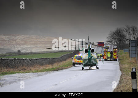 Air Ambulance, die Teilnahme an einer Straße Verkehr Accidentin eisigen Wetter, Kirkby Stephen, Cumbria, UK Stockfoto