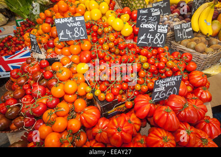 England, London, Southwark, Borough Market, Gemüse Stall Anzeige von Tomaten Stockfoto