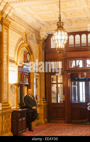 England, London, Whitehall, dem National Liberal Club Foyer Eingang Stockfoto