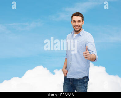 lächelnder Mann Daumen auftauchen Stockfoto