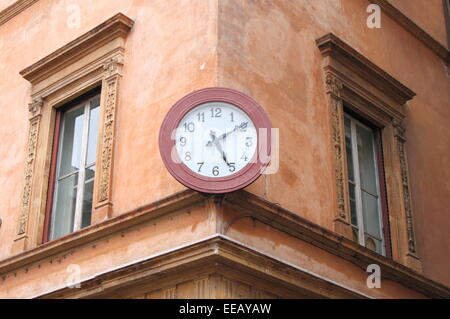 Antike Wanduhr in einem Renaissance-Palast in Rom, Italien Stockfoto