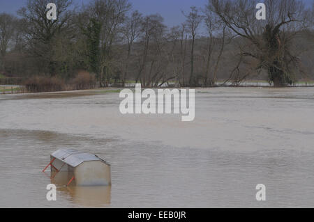 StoneGate, East Sussex, Großbritannien. Januar 2015. Der Fluss Rother überschwemmt die Felder und beginnt gerade, die Straße zu überqueren, da das Wasser nach dem starken nächtlichen Regen schnell ansteigt Stockfoto