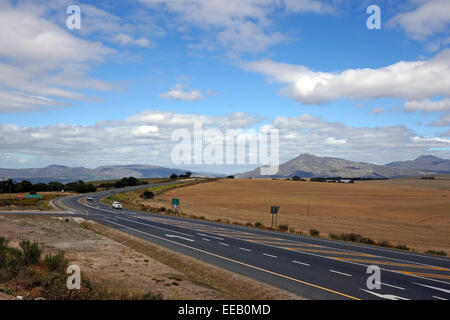 Die N2 Autobahn zwischen Caledon und Botrivier in der Overberg Region von der Provinz Westkap, Südafrika. Stockfoto