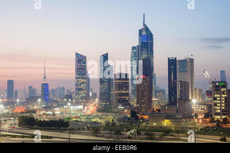 Wolkenkratzer Innenstadt in Kuwait-Stadt bei Nacht Stockfoto