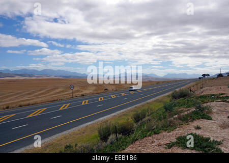 Die N2 Autobahn zwischen Caledon und Botrivier in der Overberg Region von der Provinz Westkap, Südafrika. Stockfoto