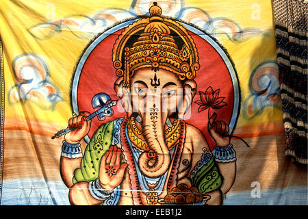 Straßenhändler, die den Verkauf indischen Baumwolle Ganesha Kleidung in Varkala, Papanasam Strand, Kerala, Indien Lord Stockfoto