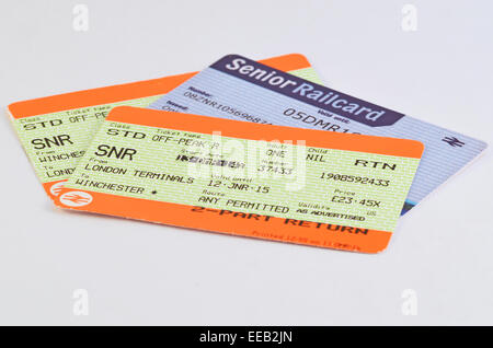 Eine Senior BahnCard-Zug-Reisen-Rabatt-Karte mit Bahntickets gestempelt SNR. Über 60 zur Verfügung. Stockfoto