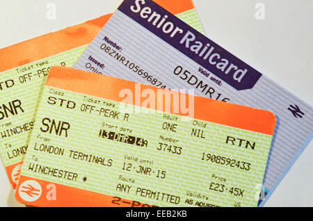 Eine Senior BahnCard-Zug-Reisen-Rabatt-Karte mit Bahntickets gestempelt SNR. Über 60 zur Verfügung. Stockfoto