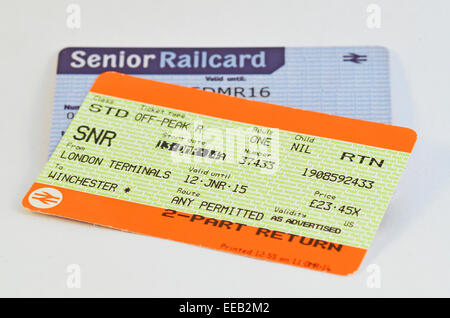 Eine Senior BahnCard-Zug-Reisen-Rabatt-Karte mit Bahntickets gestempelt SNR. Über 60 zur Verfügung. Stockfoto