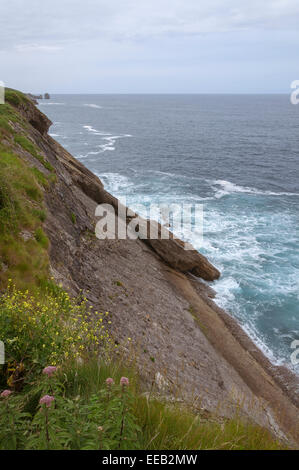 Felsige Küste der Stadt Llanes - Asturien, Spanien Stockfoto