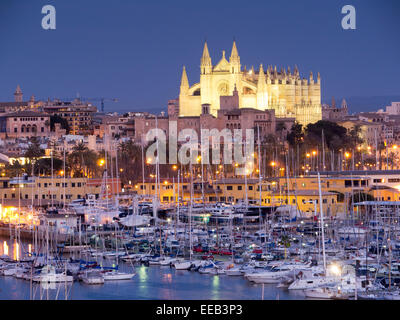 Kathedrale von Palma Bay, betrachtet über die Bucht von Palma, Mallorca, Spanien Stockfoto