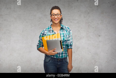 Student in Brillen mit Ordnern und TabletPC Stockfoto