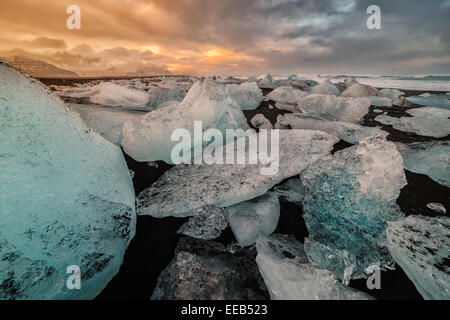 Eisberge am schwarzen Sandstrand von Breidamerkurfjara Strand, Breidamerkurjokull Gletscher, Vatnajökull-Eiskappe, Island Stockfoto